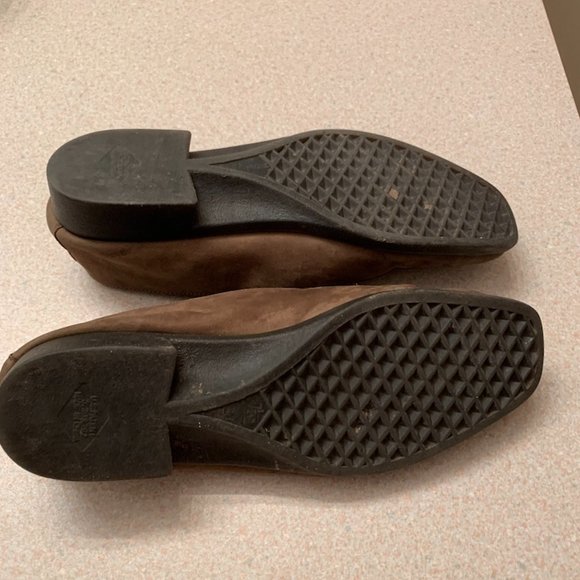 Women's Brown Suede Aerosoles shoes, size 7, with gold chain, vintage - Picture 4 of 6